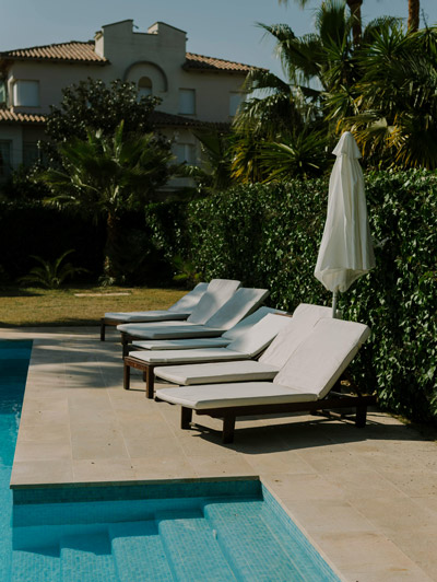 Entretien-Jardin-Montpellier Piscine entourée d'un jardin bien entretenu, pelouse verte et haies taillées. Exemple d'entretien de jardin à Montpellier