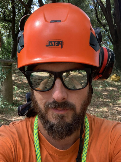 Selfie-Alban Selfie d'un élageur prise en extérieur à Montpellier portant un casque et tshirt orange, lunettes de soleil sur le nez et une corde autour du cou
